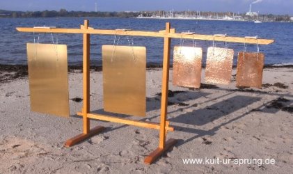 Gong Oblong, KULT-UR-SPRUNG Plattenglocken an der Ostsee